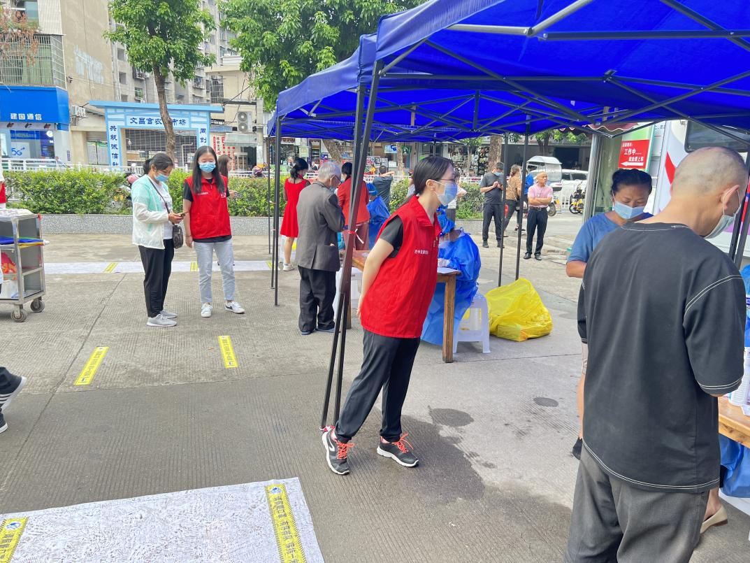 巴中發(fā)展控股集團(tuán)組織黨員干部下沉社區(qū)協(xié)助開(kāi)展防疫工作